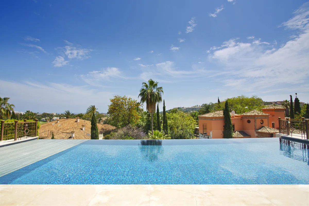 Swimming pool heat pump Marbella Costa del Sol